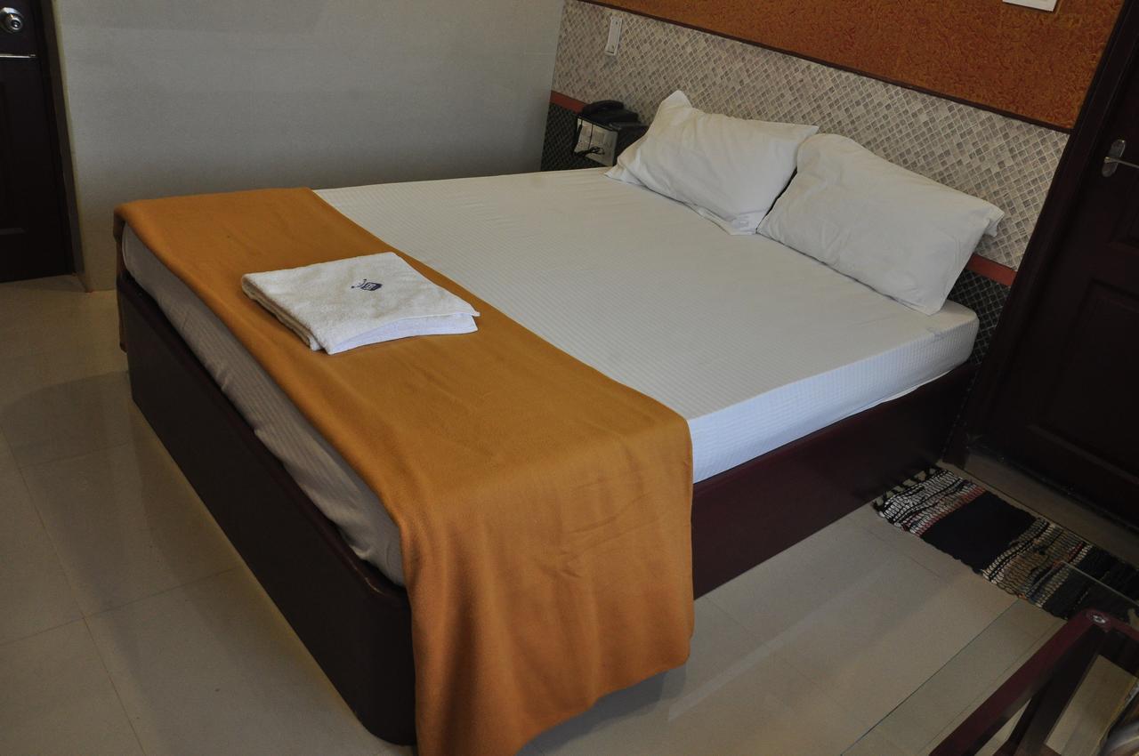 Ssr Hotel シュリーカーラハスティ エクステリア 写真
